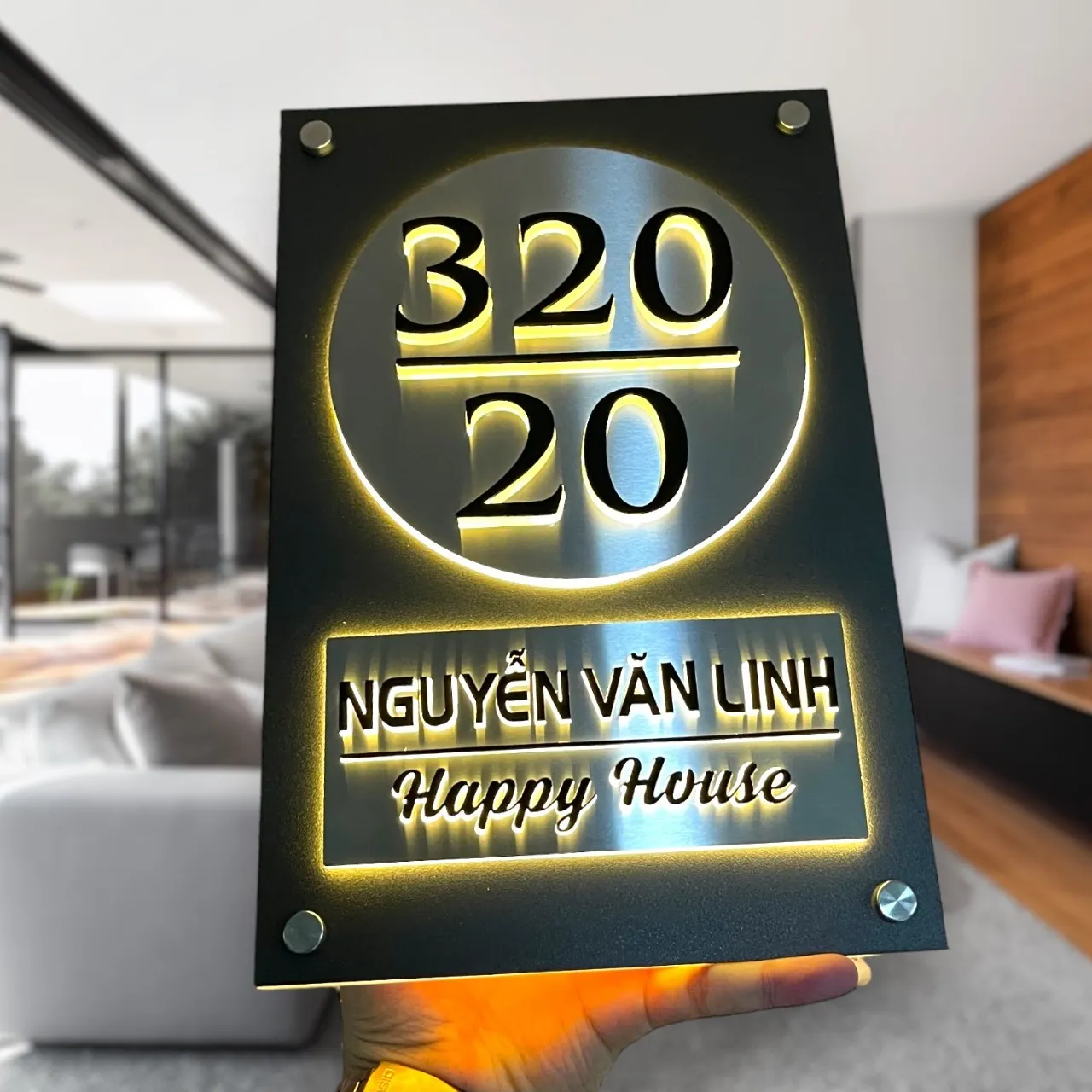 Bảng số nhà inox 3D chữ nổi trên inox tấm tròn mặt trước LED halo vàng ấm bật sáng