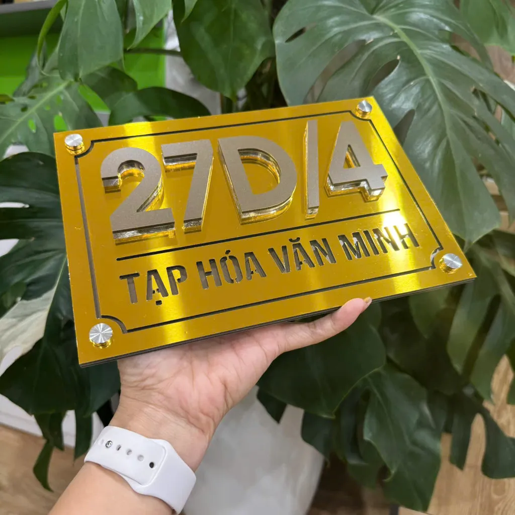 Bảng số nhà inox vàng – góc nghiêng phải thấy phản chiếu vàng gương Bảng số nhà inox vàng chữ nổi 3D nhìn từ góc nghiêng phải – hiệu ứng phản chiếu ánh sáng vàng gương