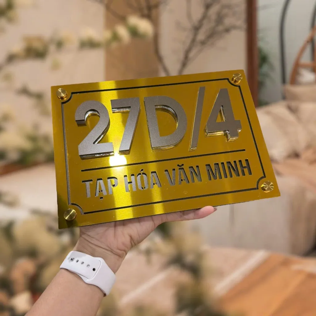 Bảng số nhà inox vàng chữ nổi 3D – ảnh product studio nền trắng Bảng số nhà inox vàng chữ nổi 3D chụp trên nền trắng – thấy rõ toàn bộ chi tiết sản phẩm