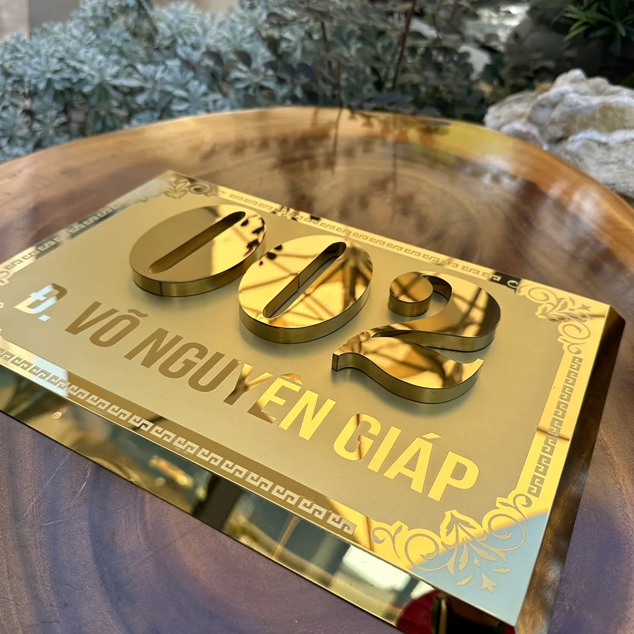 Quy trình sản xuất bảng số nhà inox vàng chữ nổi 3D – ăn mòn hoá học kết hợp sơn tĩnh điện cao cấp