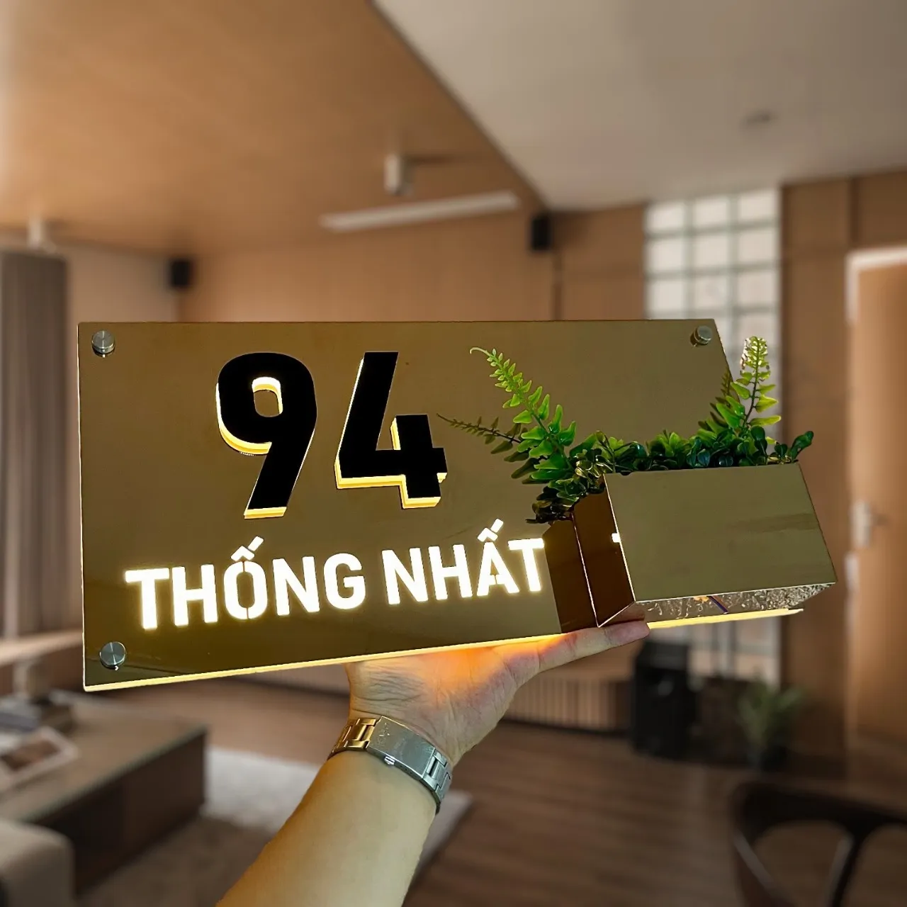 Bảng số nhà inox vàng gương tích hợp chậu cây xanh mặt trước LED halo vàng ấm bật sáng đầy đủ