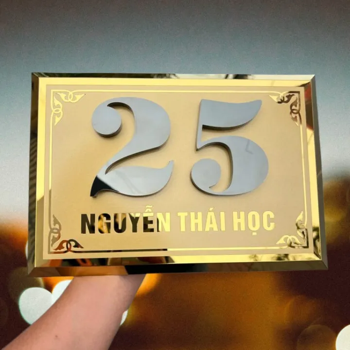 Bảng số nhà inox 304 vàng gương hoa văn cổ điển chữ nổi 3D Bảng số nhà inox vàng gương hoa văn cổ điển chữ nổi 3D trắng gương – mặt trước hoàn chỉnh