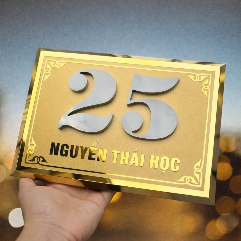 Bảng số nhà inox vàng hoa văn cổ điển – hình ảnh tổng thể sản phẩm hoàn chỉnh Bảng số nhà inox vàng hoa văn cổ điển chữ nổi 3D – góc chụp tổng thể thấy toàn bộ sản phẩm