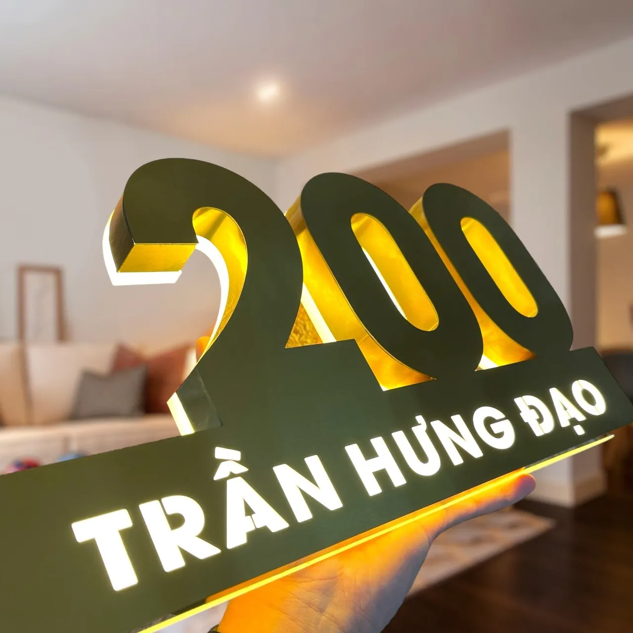 Bảng số nhà inox vàng PVD hairline chữ nổi tách khối LED halo vàng ấm cầm trên tay