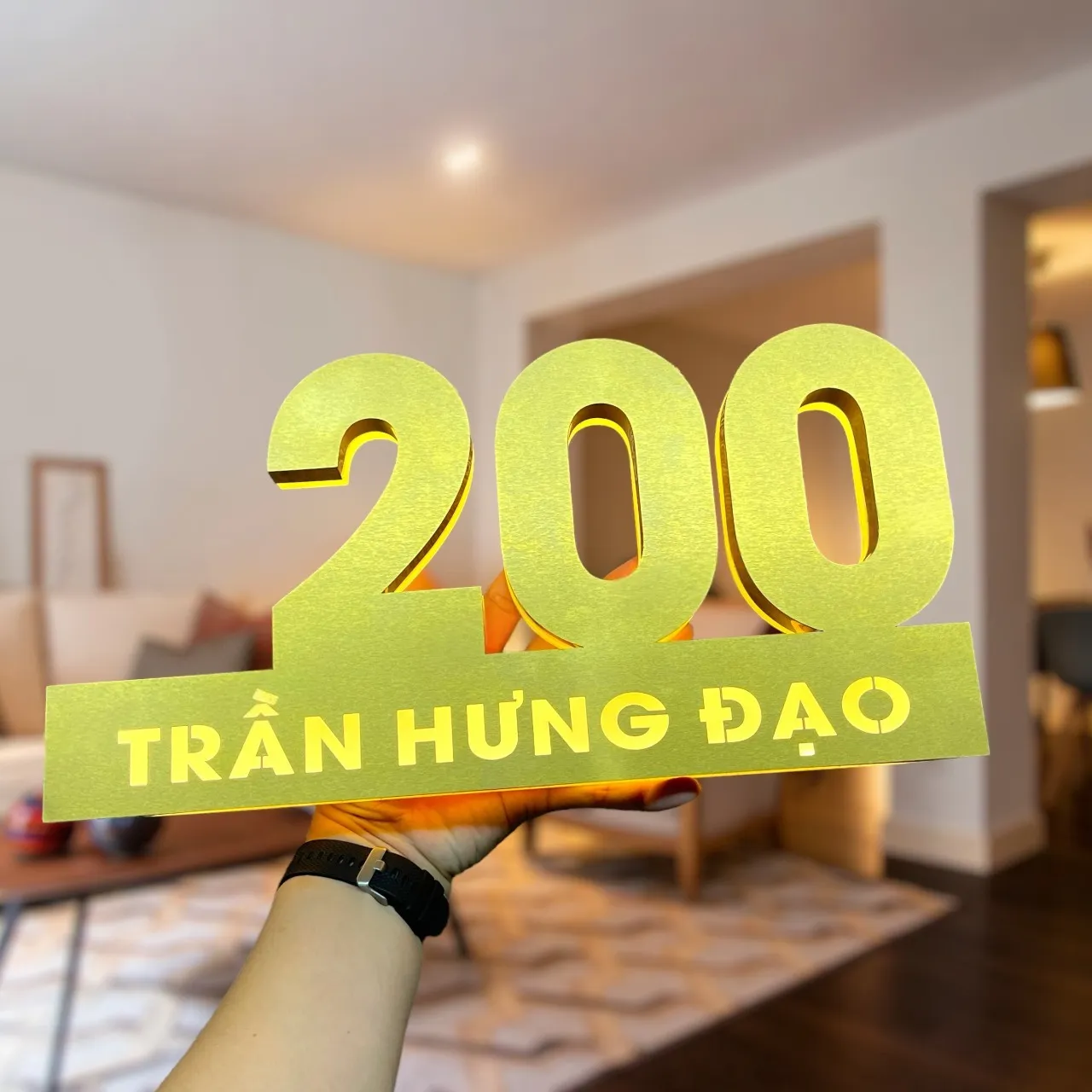 Bảng số nhà inox vàng 3D LED backlit góc nghiêng thấy hào quang vàng tràn cạnh