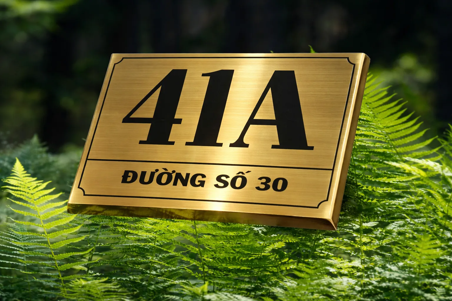 Bảng số nhà inox vàng xước khắc chìm viền vát chéo góc cao – màu vàng xước đồng nhất nổi bật rực rỡ trên nền tối sang trọng