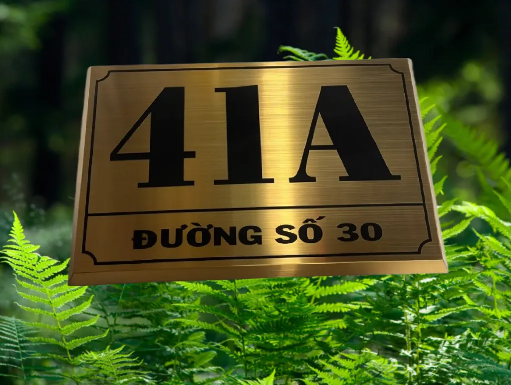 Bảng số nhà inox vàng xước khắc chìm viền vát chéo vàng xước cùng tông – góc nghiêng thấy rõ chiều sâu hình học tinh tế của viền vát