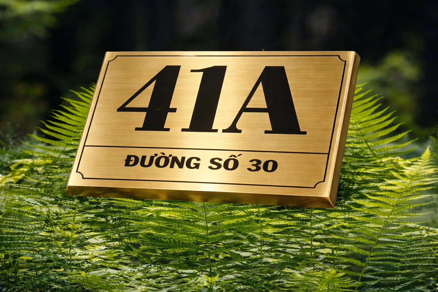 Bảng số nhà inox vàng xước khắc chìm chụp góc thấp toàn cảnh – viền vát chéo vàng xước cùng tông tạo chiều sâu hình học, khung viền bo góc cổ điển rõ nét