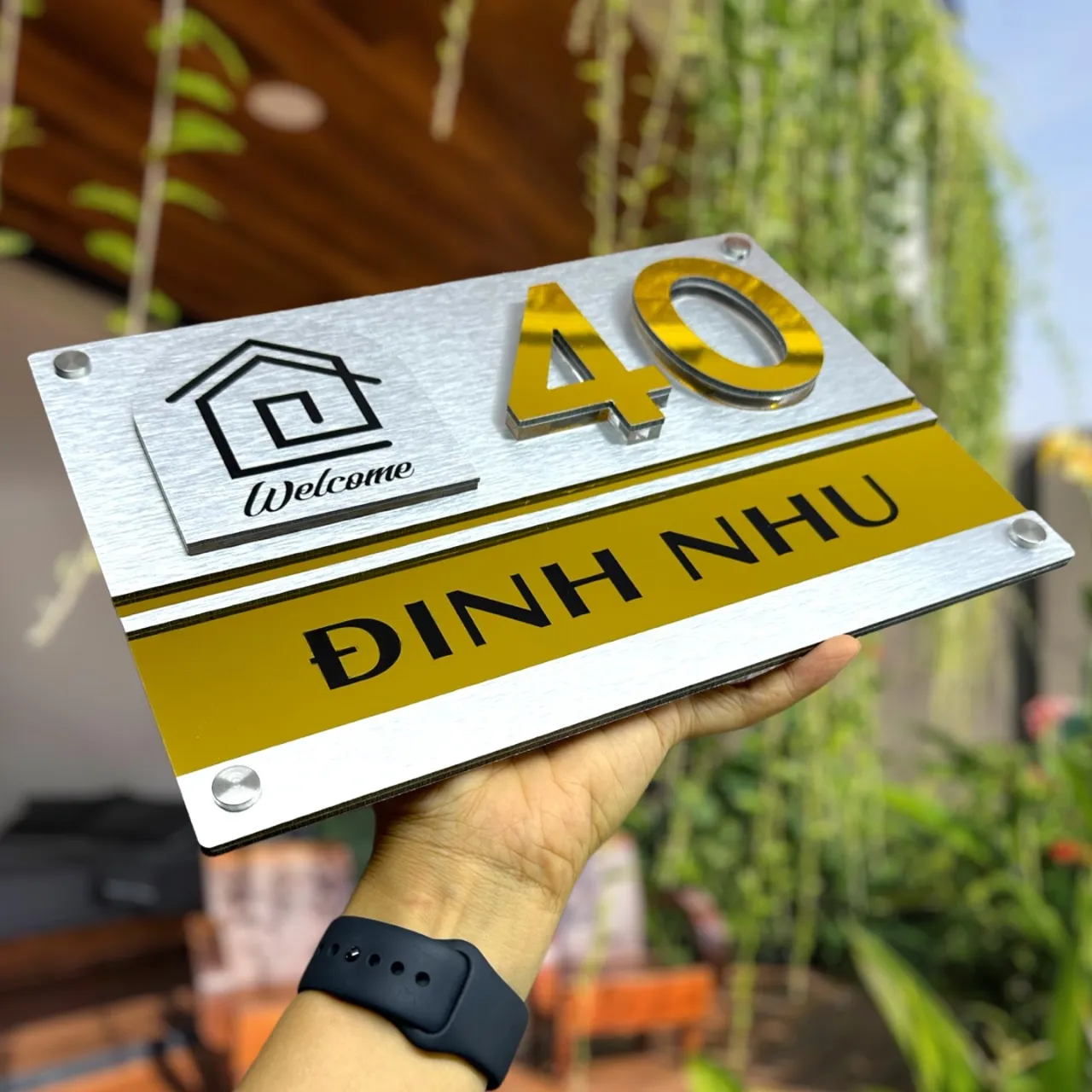 Bảng số nhà inox xước bạc chữ nổi 3D nhìn góc nghiêng, thể hiện độ dày dựng chân 20mm và cạnh vuông sắc nét