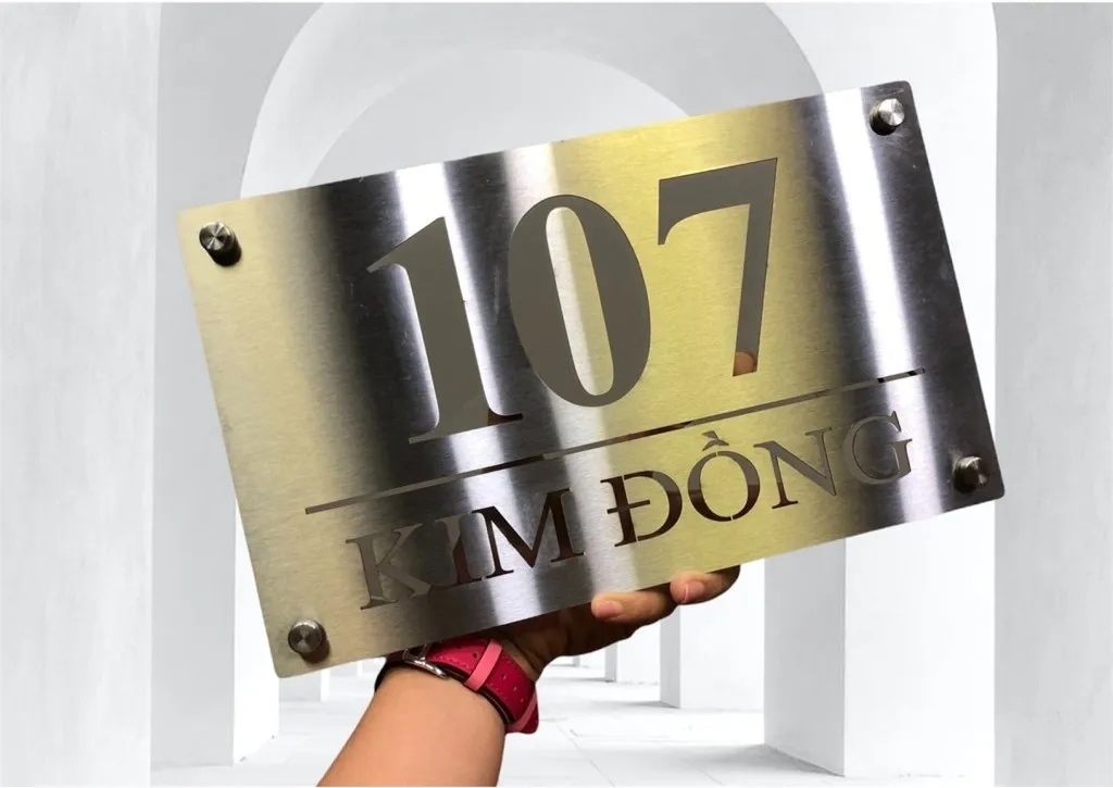 Bảng số nhà inox xước bạc khắc chìm trong không gian kiến trúc hành lang vòm – sang trọng tinh tế Bảng số nhà inox xước bạc khắc chìm đặt trong không gian hành lang vòm trắng kiến trúc cao cấp – phong cách biển hiệu khách sạn resort 5 sao