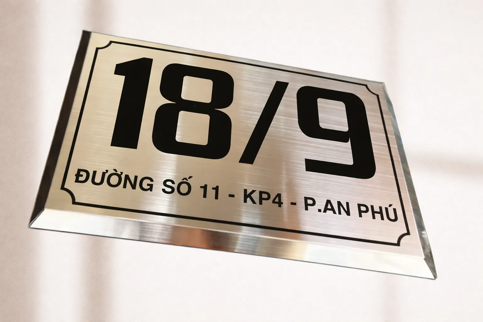 Bảng số nhà inox xước bạc khắc chìm – góc chụp cao thấy rõ viền và khung viền cổ điển Bảng số nhà inox xước bạc cạnh vát 45° khắc chìm phong cách cổ điển Châu Âu – góc chụp cao thấy toàn bộ viền vát xung quanh
