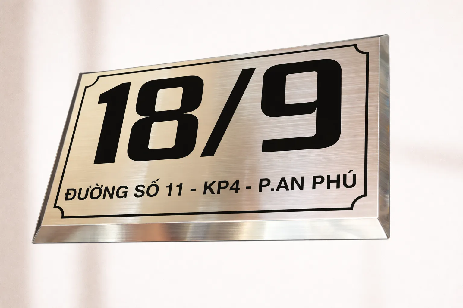 Bảng số nhà inox khắc chìm chụp góc nghiêng – thấy rõ độ dày 20mm và chiều sâu cạnh vát Bảng số nhà inox xước bạc khắc chìm chụp góc nghiêng phải – thấy rõ khung viền trang trí cổ điển, cạnh vát và thân bảng dày 20mm chắc chắn