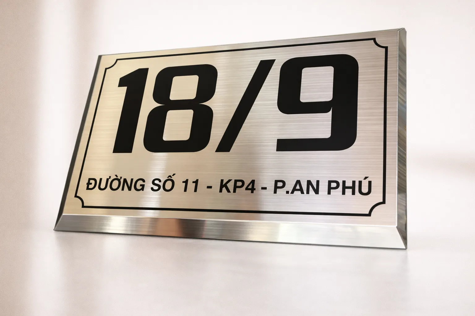 Bảng số nhà inox xước bạc khắc chìm chụp góc thấp – thấy rõ toàn bộ viền vát và độ dày thực tế Bảng số nhà inox khắc chìm phong cách cổ điển Châu Âu chụp góc thấp – cạnh vát bốn mặt nổi bật, thân bảng dày 20mm