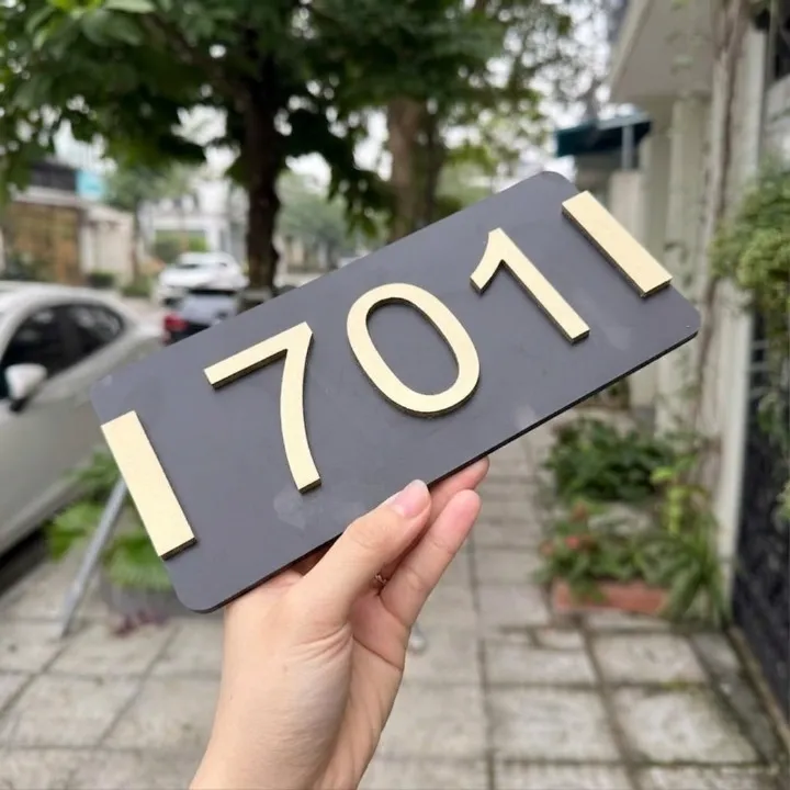 Bảng số phòng inox vàng xước brushed gold – góc nghiêng Bảng số phòng inox vàng xước 701 góc nghiêng – bề mặt brushed gold mịn, không phản chiếu chói