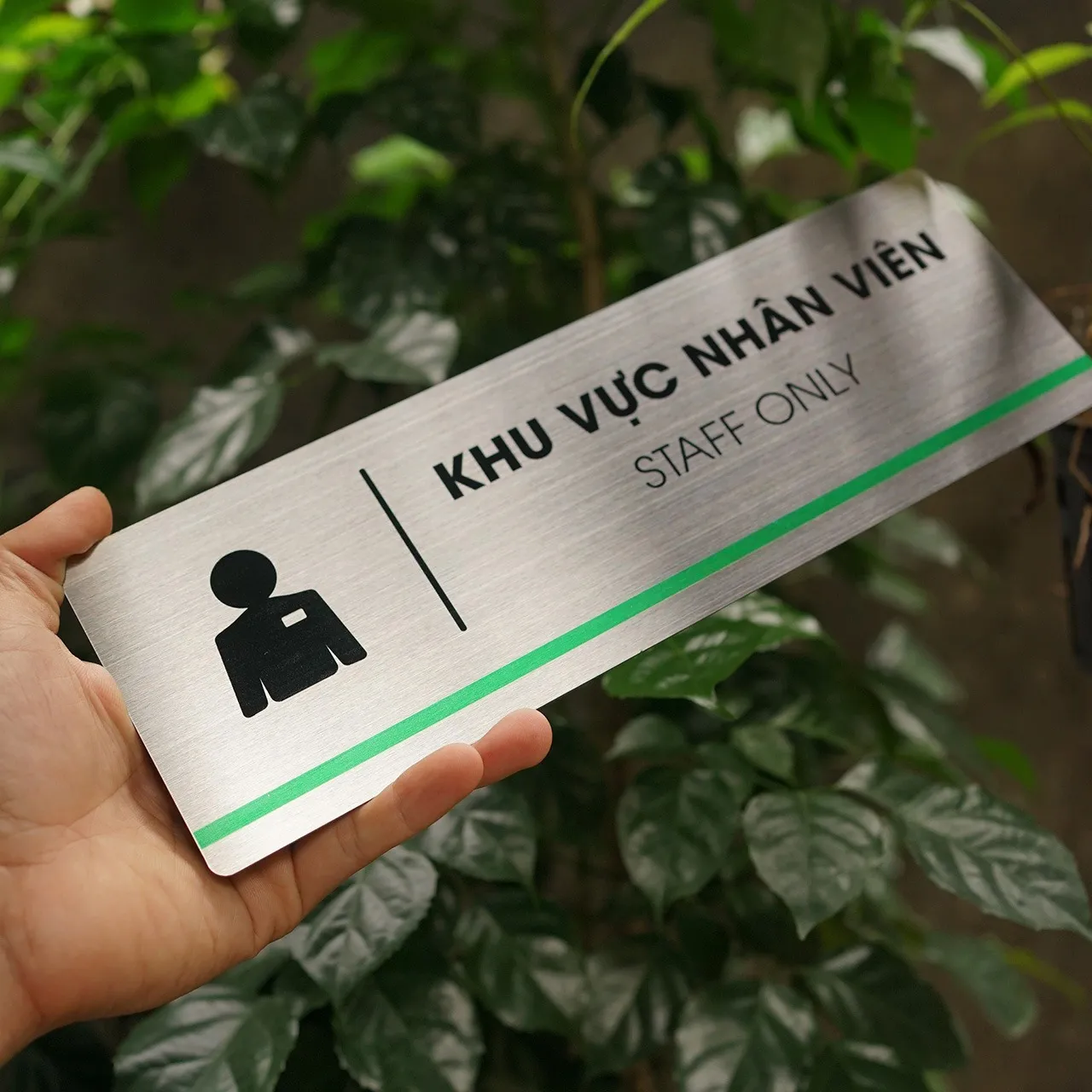 Góc nghiêng cận icon nhân viên bảng Staff Only inox 304 – Bảng Hiệu Vàng Góc nghiêng 45 độ bảng khu vực nhân viên Staff Only inox 304, cận icon nhân viên đeo thẻ và sọc xanh lá