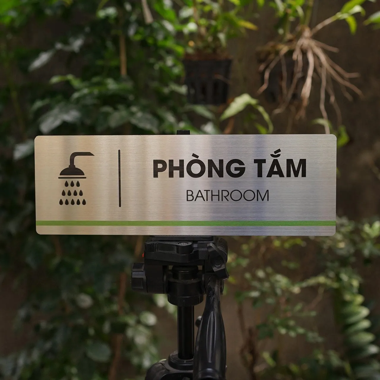 Bảng tên phòng tắm inox 304 trắng xước chữ ăn mòn sơn tĩnh điện nhìn thẳng mặt trước