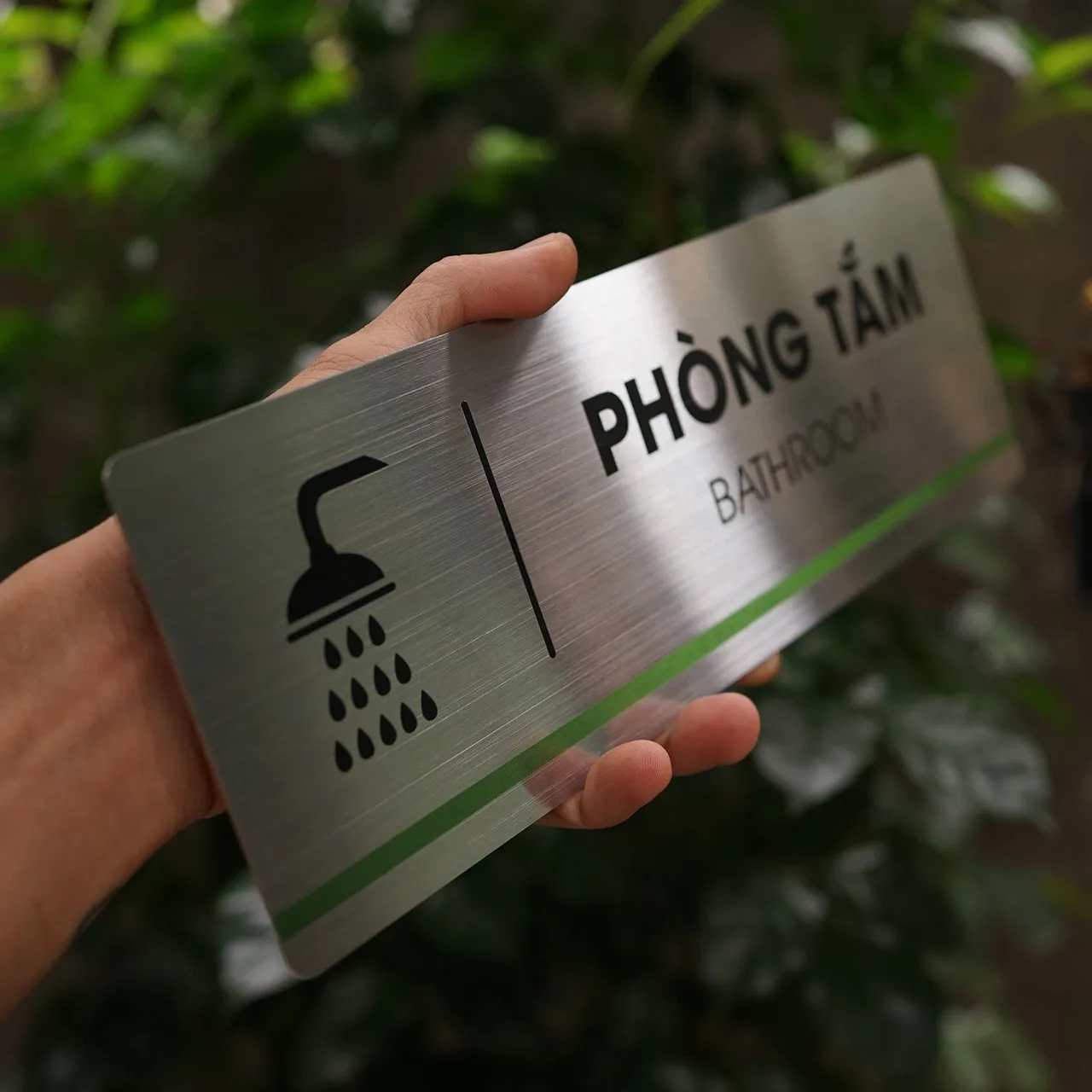 Bảng tên phòng tắm inox 304 cầm tay góc nghiêng ngang thấy hiệu ứng ánh kim bề mặt phay xước