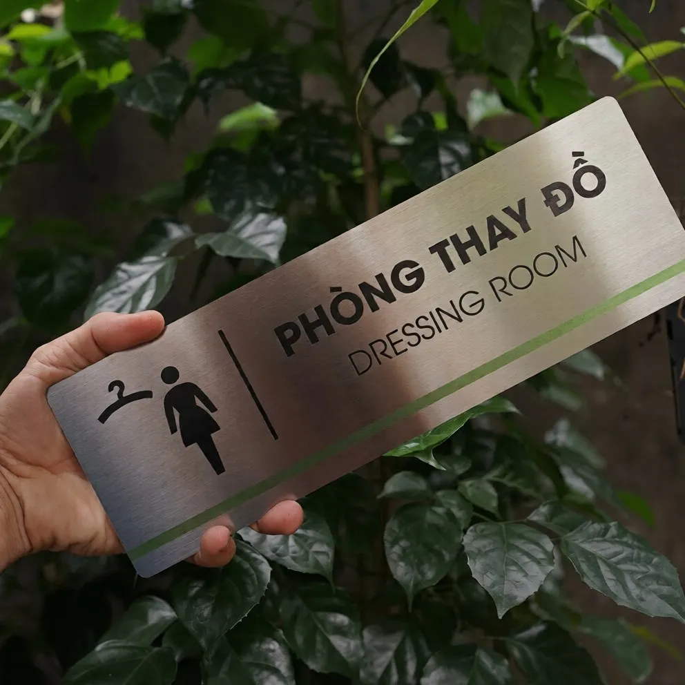 Bảng Tên Phòng Thay Đồ Inox 304 – Góc Nghiêng Phải Hiệu Ứng Phay Xước Ánh Bạc Bảng tên phòng thay đồ inox 304 cầm tay góc nghiêng phải thấy rõ hiệu ứng vân phay xước ánh bạc tinh tế