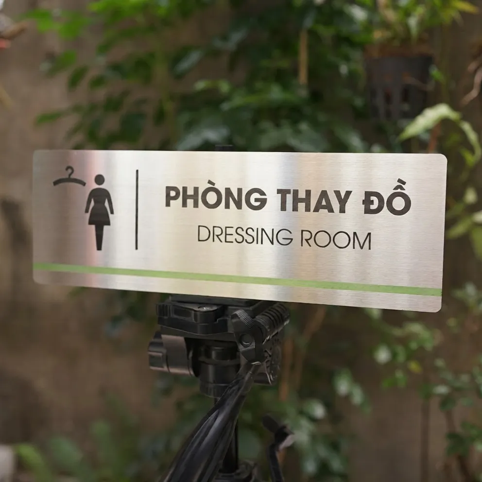 Bảng Tên Phòng Thay Đồ Inox 304 Trắng Xước – Ăn Mòn Hóa Học Sơn Tĩnh Điện | Bảng Hiệu Vàng Bảng tên phòng thay đồ inox 304 trắng xước ăn mòn hóa học sơn tĩnh điện nhìn thẳng trên giá đỡ góc cao