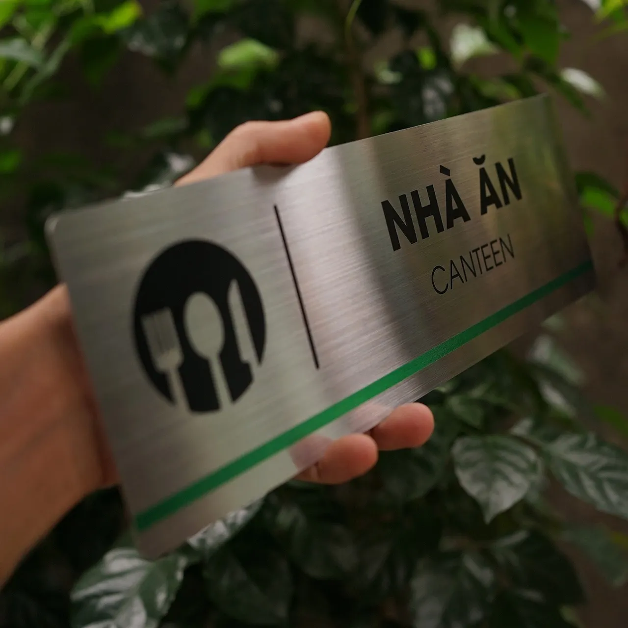 Cận cảnh icon ẩm thực ăn mòn hóa học trên bảng tên nhà ăn inox 304 brushed Cận cảnh icon đĩa nĩa thìa dao ăn mòn hóa học trên bảng tên nhà ăn canteen inox 304