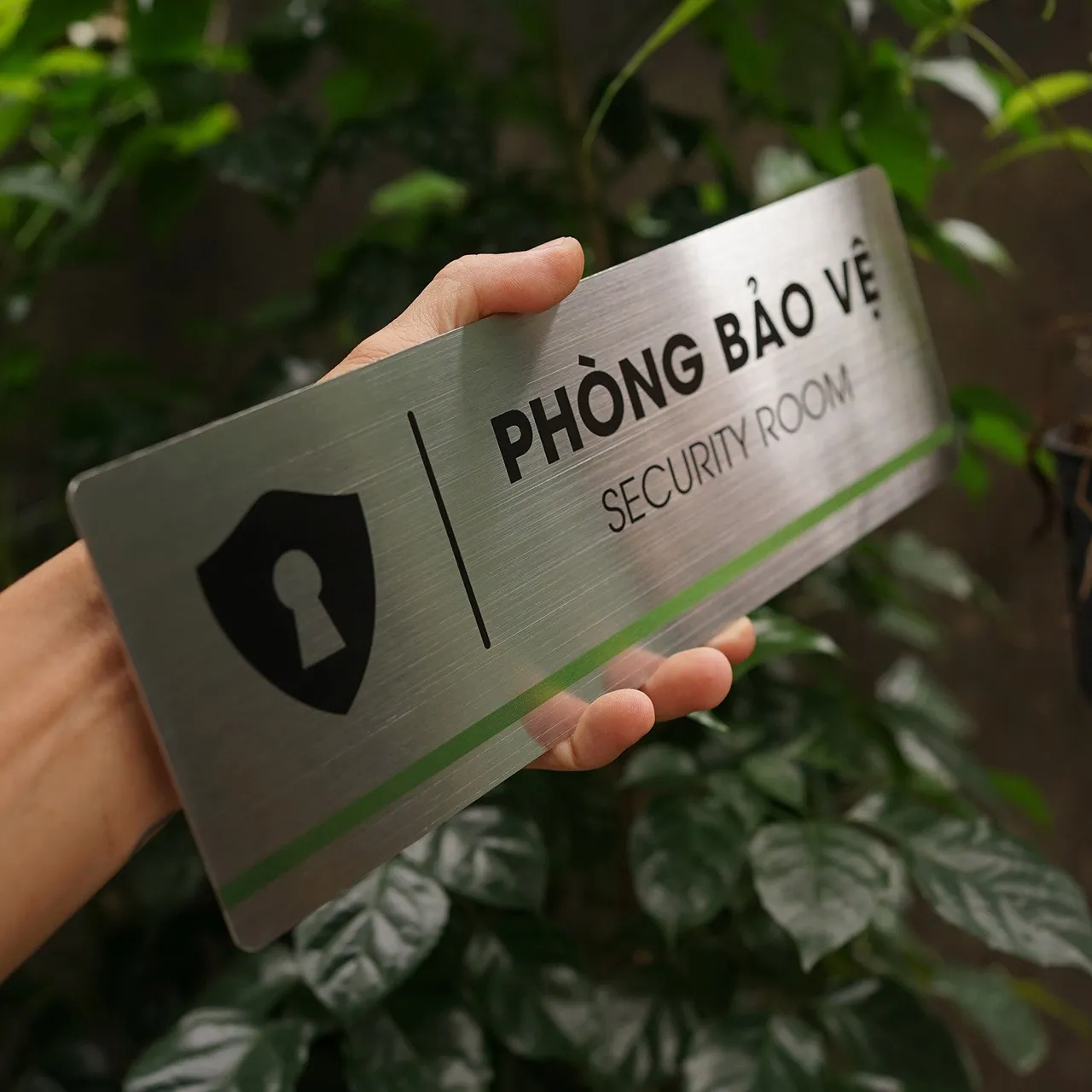 Bảng tên phòng bảo vệ inox 304 trắng xước, icon khiên ổ khóa, kích thước 10x30cm