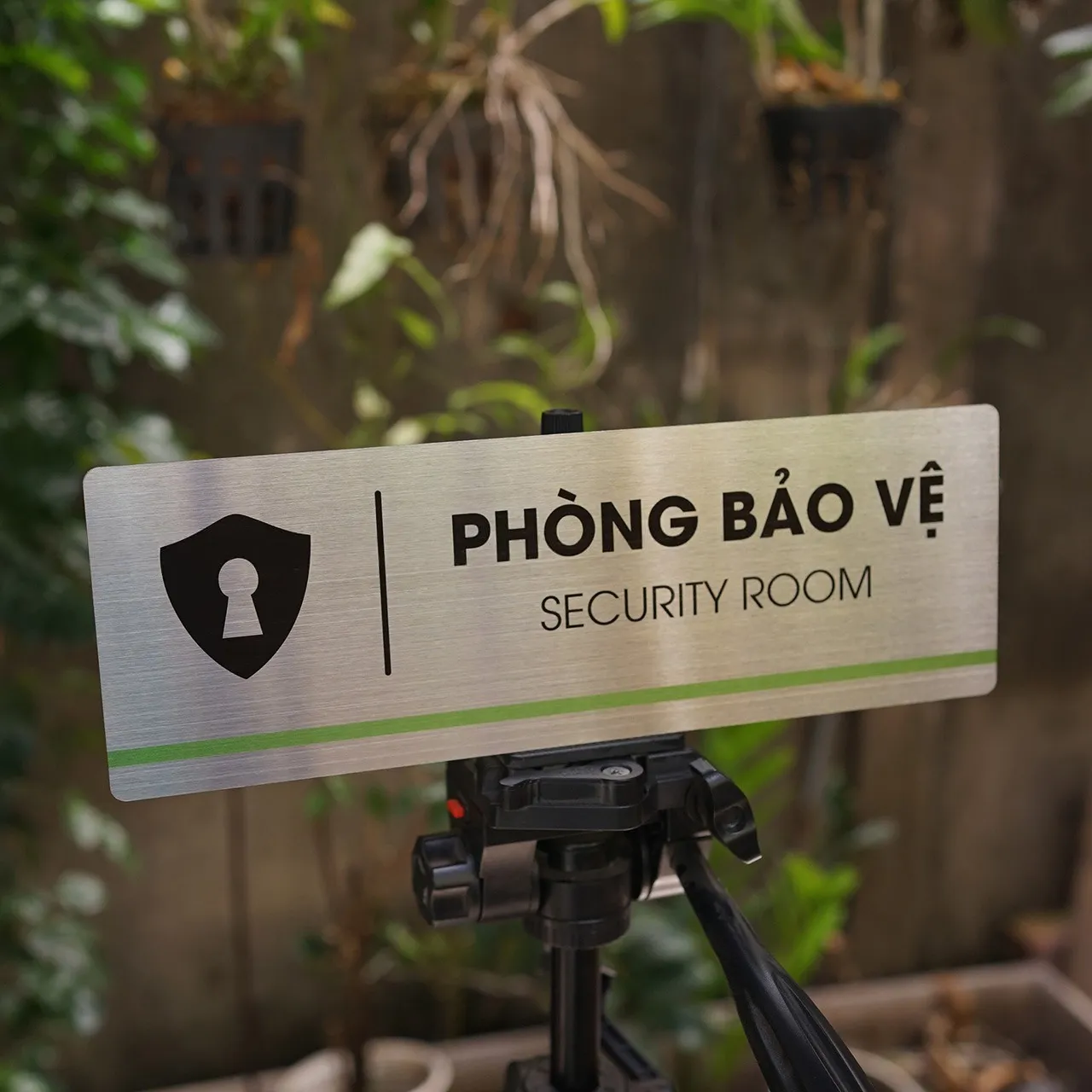 Bảng tên phòng bảo vệ inox 304 brushed đặt ngoài trời trên giá tripod, ánh sáng ban ngày