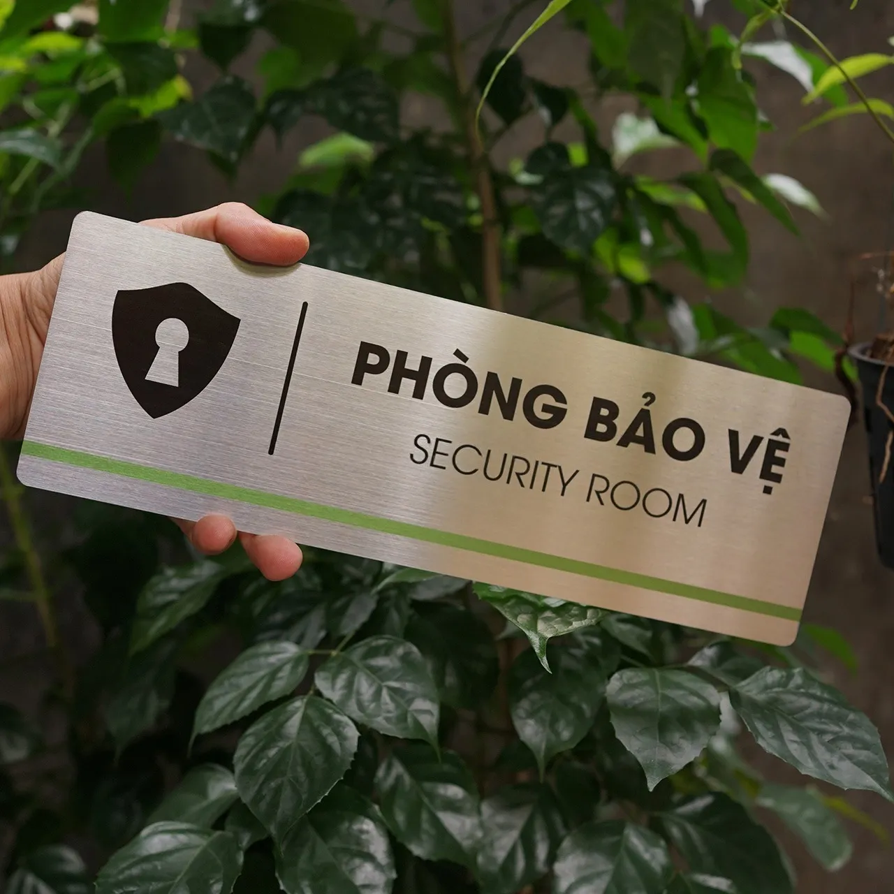 Tay cầm bảng tên phòng bảo vệ inox 304 brushed, thấy rõ tỷ lệ kích thước thực tế
