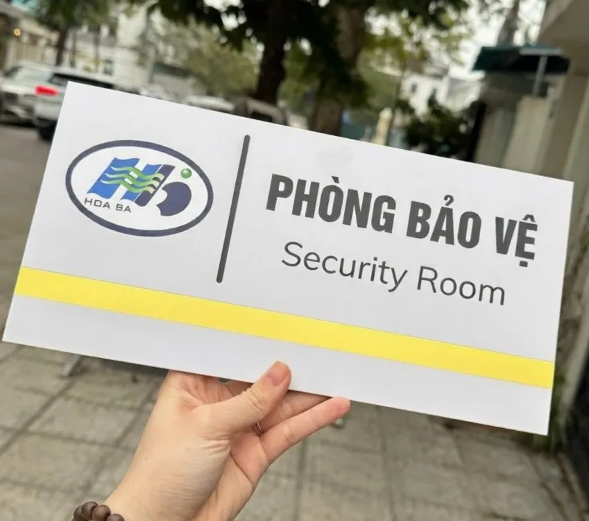 Cận cảnh bảng tên phòng Bảo Vệ inox trắng xước Chi tiết logo và chữ Phòng Bảo Vệ Security Room trên bảng inox