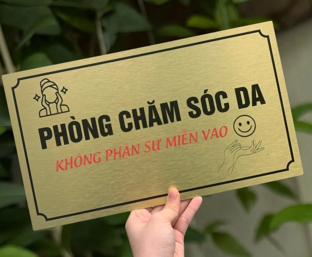 Bảng tên phòng chăm sóc da nhìn từ góc nghiêng Góc nghiêng bảng tên phòng chăm sóc da inox vàng xước