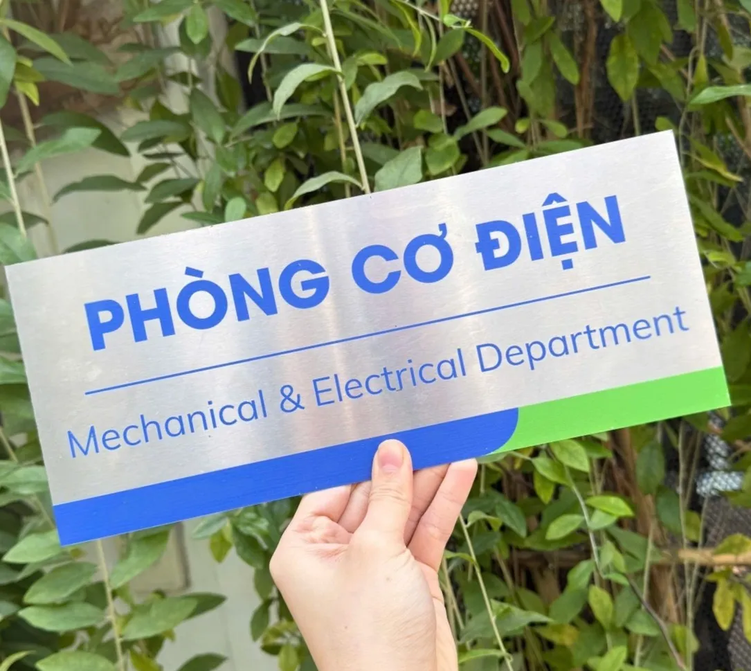 Bảng tên phòng cơ điện inox 304 – góc nghiêng thấy rõ bề mặt phay xước Bảng tên phòng cơ điện inox phay xước cầm tay nhìn góc nghiêng ngoài trời