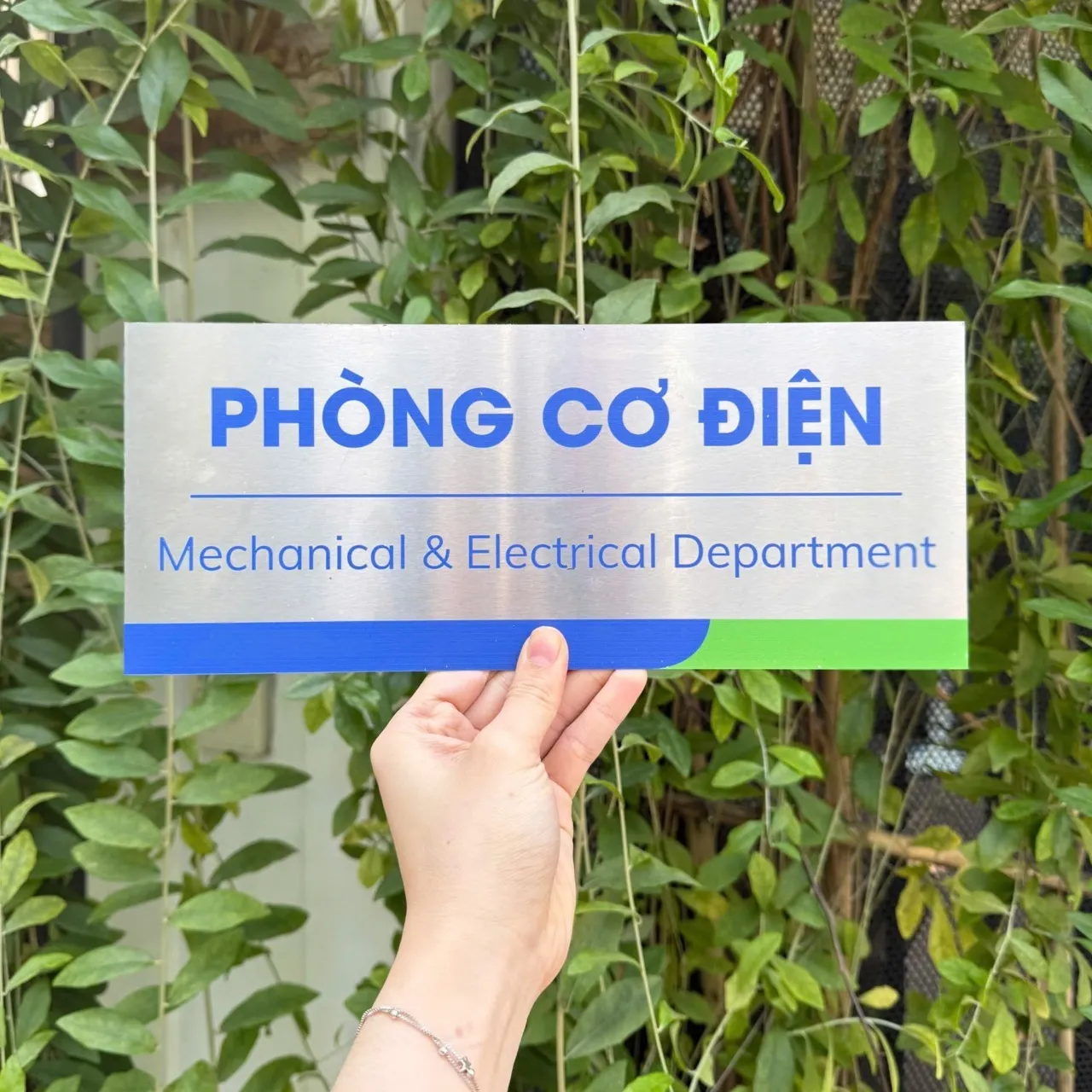 Bảng tên phòng cơ điện inox 304 phay xước – Bảng Hiệu Vàng Bảng tên phòng cơ điện inox 304 chữ ăn mòn sơn tĩnh điện xanh dương