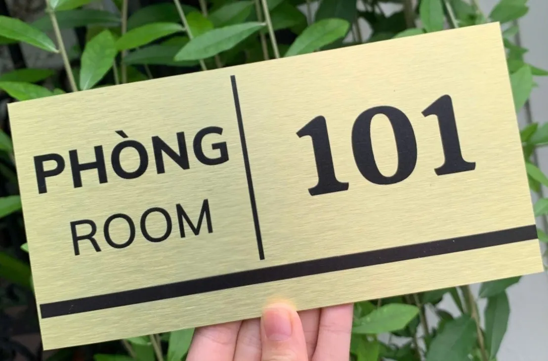 Toàn cảnh bảng số phòng 101 inox vàng xước ăn mòn sơn tĩnh điện