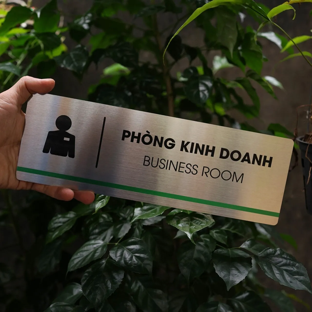 Cầm tay bảng tên phòng kinh doanh inox 304 trắng xước mặt trước thấy rõ chữ ăn mòn hóa học đen sắc nét