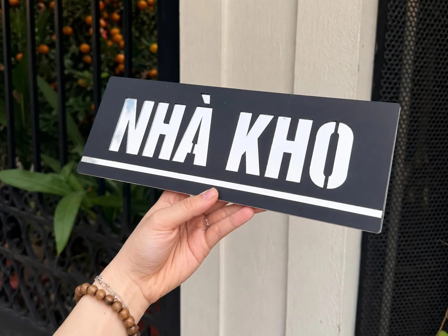 Cận cảnh chữ cắt xuyên inox trắng xước trên nền đen nhám