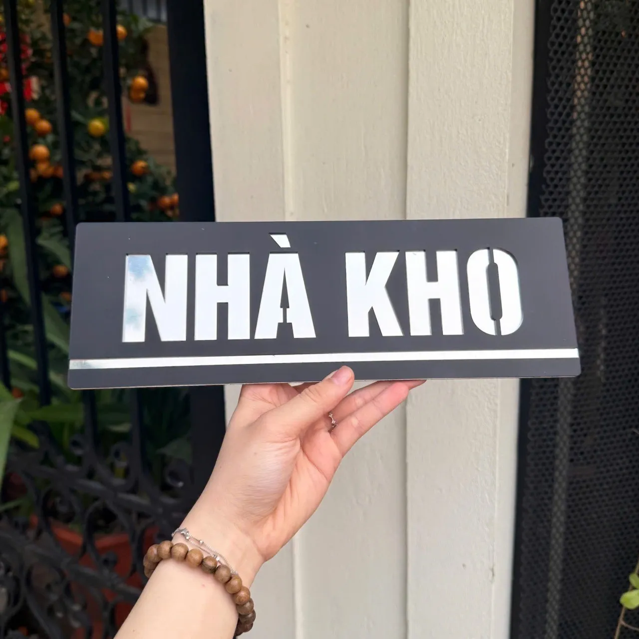 Bảng nhà kho inox 304 đen nhám chữ trắng xước nổi bật