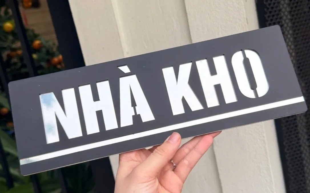 Góc nghiêng bảng nhà kho inox đen nhám chữ trắng xước