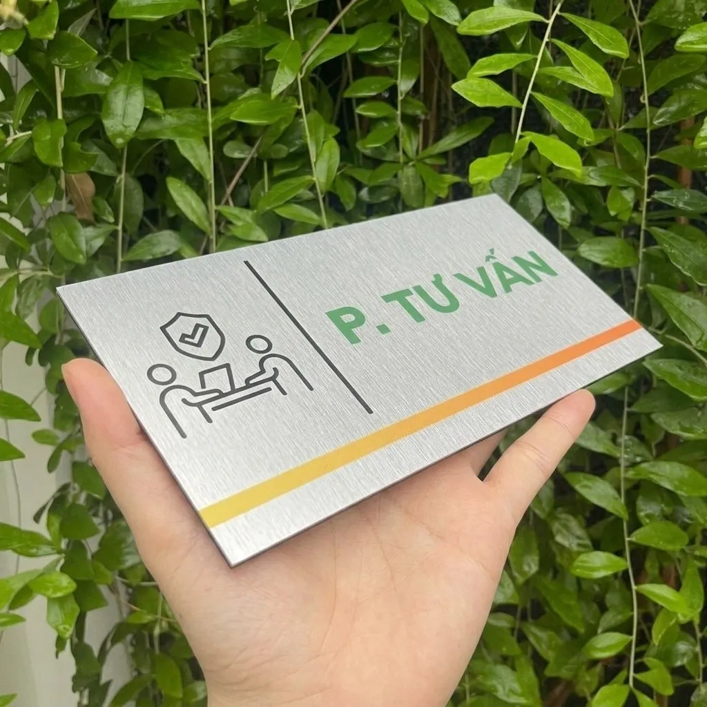 Góc nghiêng bảng phòng tư vấn inox trắng xước dải màu cam vàng