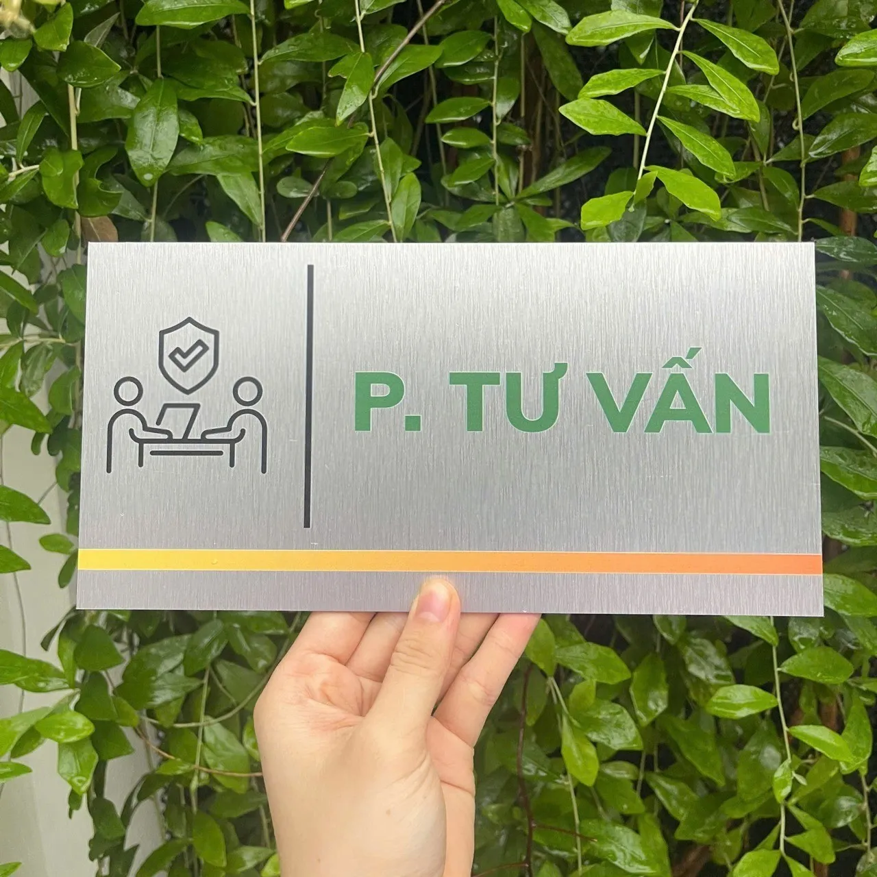 Bảng tên phòng tư vấn inox trắng xước icon minh họa sơn tĩnh điện màu xanh cam