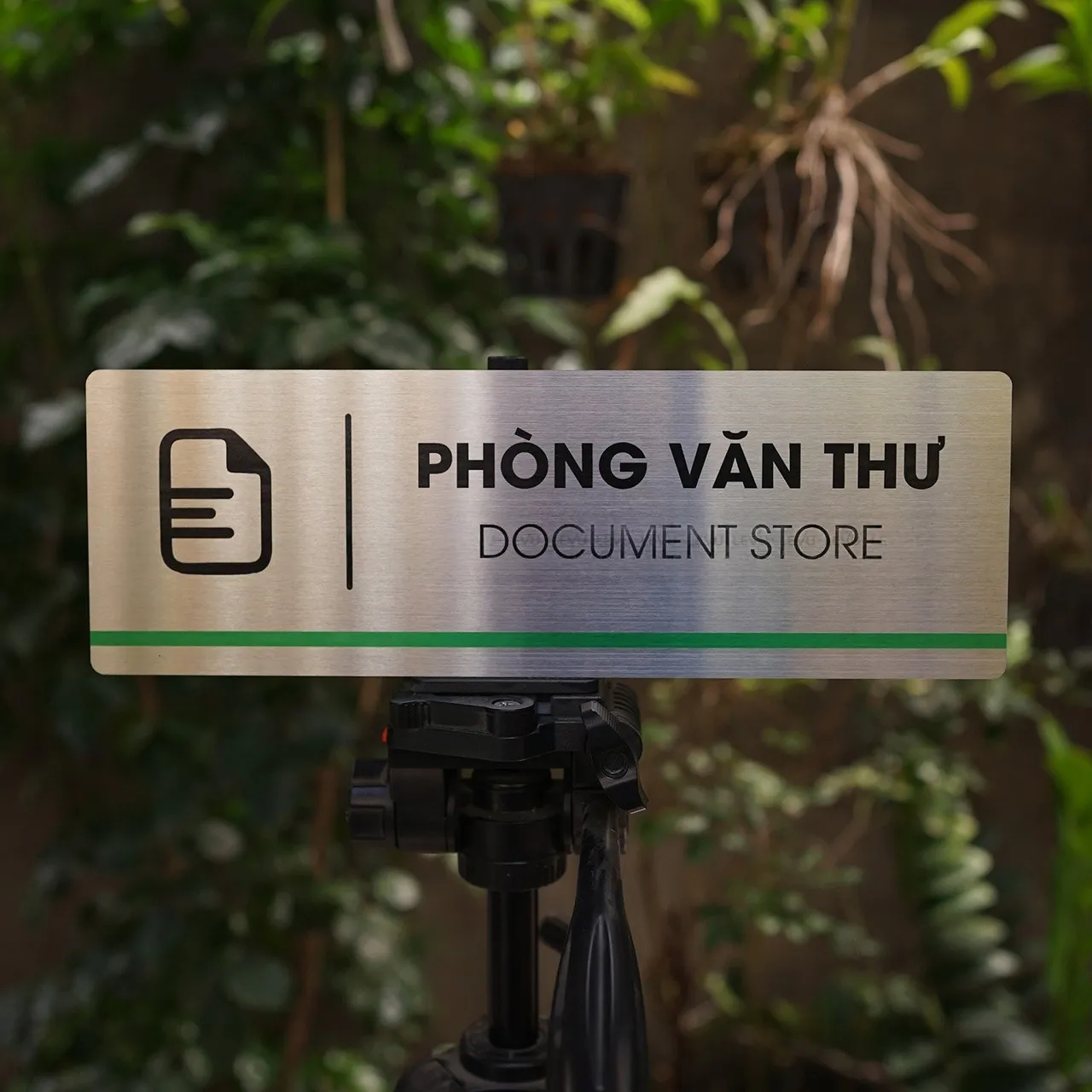 Phối cảnh thực tế bảng tên phòng văn thư inox 304 brushed đặt trên tripod ngoài trời, ánh sáng ban ngày