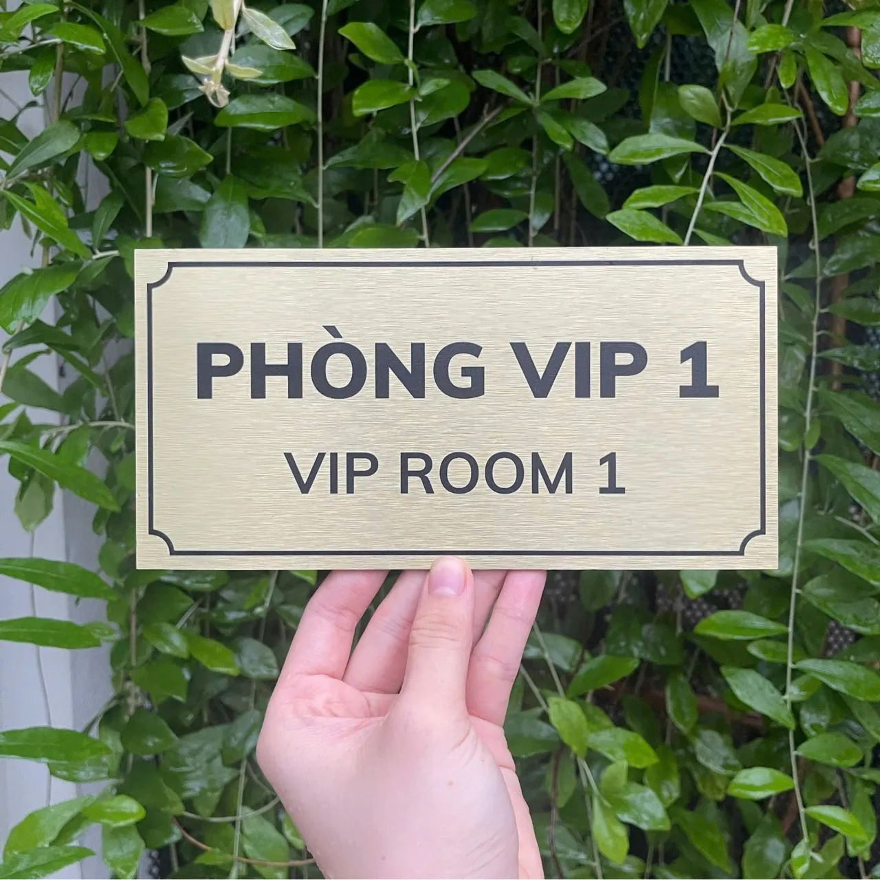 Bảng tên phòng VIP inox 304 vàng xước song ngữ – Bảng Hiệu Vàng Bảng tên phòng VIP inox vàng xước chữ song ngữ Việt Anh viền cổ điển