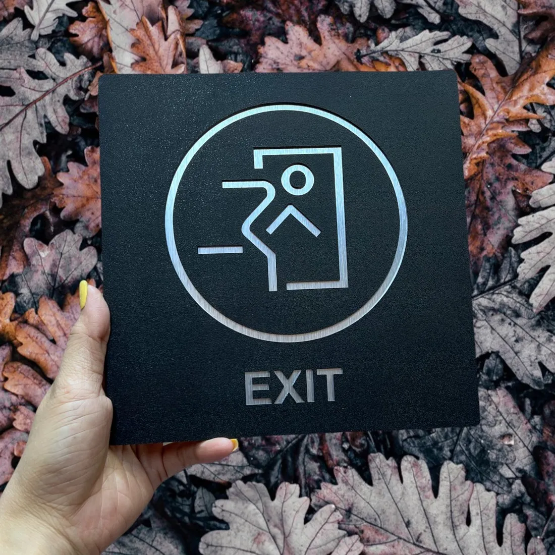 Biển exit inox 304 sơn tĩnh điện đen mặt trước chính diện, icon ISO 7010 và chữ EXIT cắt CNC