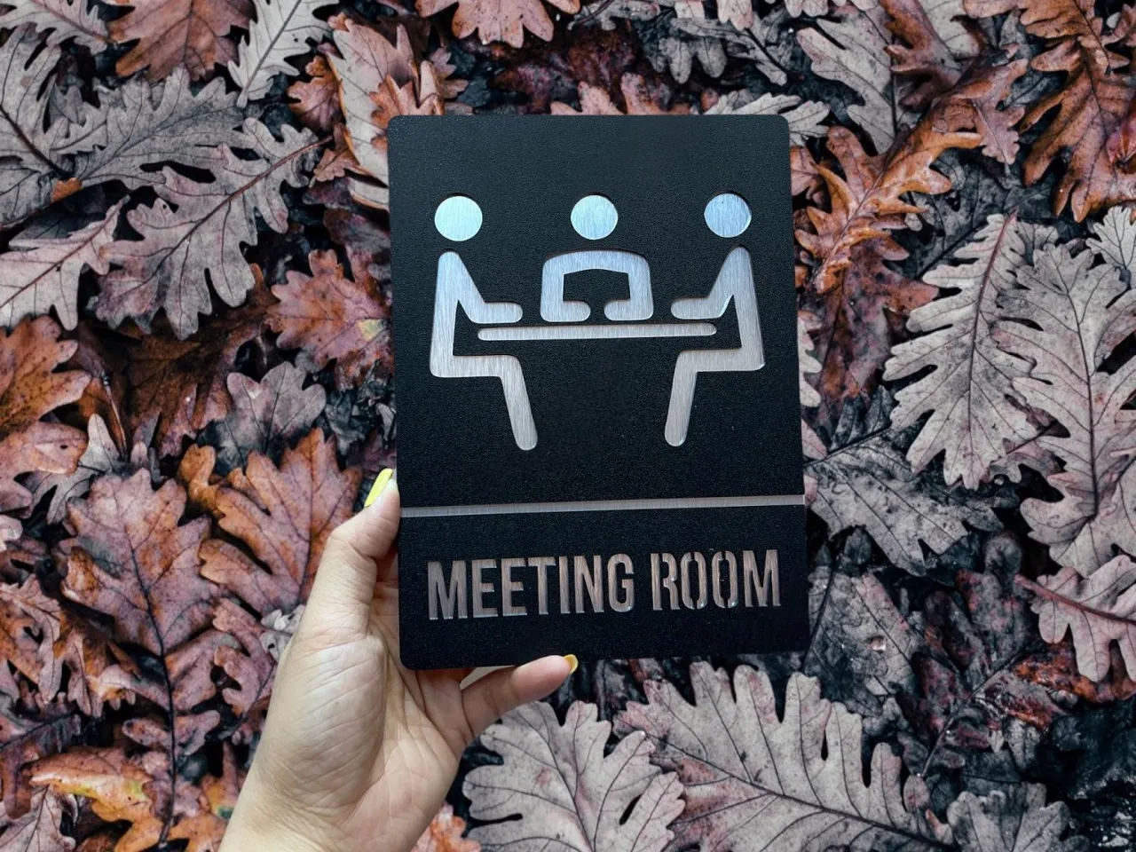 Cận Cảnh Chữ MEETING ROOM – Nhôm Xước Cắt Laser Âm Bản Sắc Nét Cận cảnh chữ meeting room nhôm xước âm bản trên nền inox đen sần