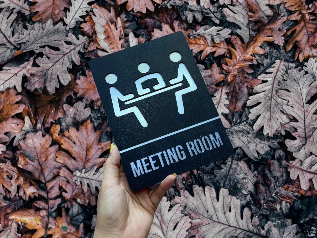 Biển Meeting Room Inox Đen Sần – Chữ Nhôm Xước Âm Bản | Bảng Hiệu Vàng Biển tên phòng họp meeting room inox đen sần chữ nhôm xước âm bản