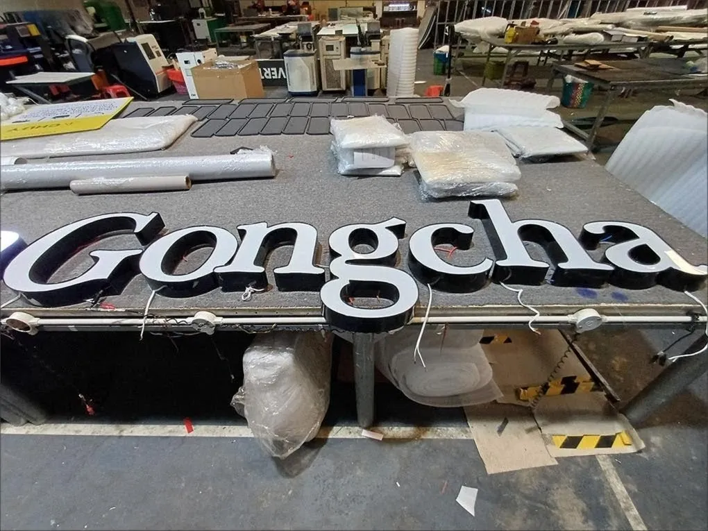 Gia công chữ nổi inox Gong Cha tại xưởng Gia công chữ nổi inox Gong Cha tại xưởng với khung inox và đèn LED