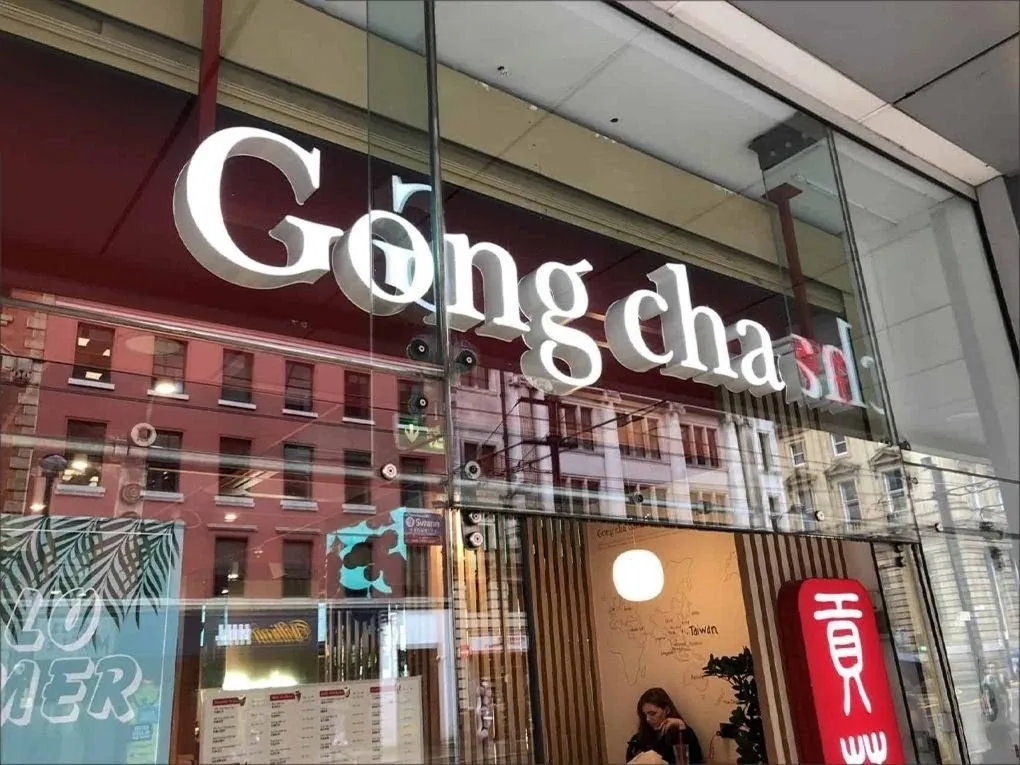 Thi công lắp đặt bảng hiệu Gong Cha Thi công lắp đặt bảng hiệu Gong Cha tại mặt tiền cửa hàng