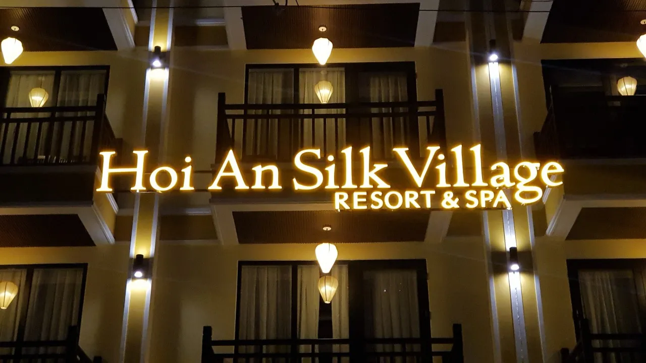 Bảng Hiệu Hoi An Silk Village Resort Chữ Vàng LED Ban Đêm Bảng quảng cáo Hoi An Silk Village Resort Spa chữ nổi inox vàng gương LED halo sáng đẹp ban đêm