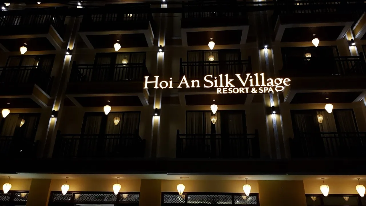 Bảng Hiệu Resort Hoi An Lắp Mặt Tiền Cao Tầng Sang Trọng Bảng hiệu Hoi An Silk Village chữ vàng lắp mặt tiền tòa nhà cao tầng với đèn LED halo