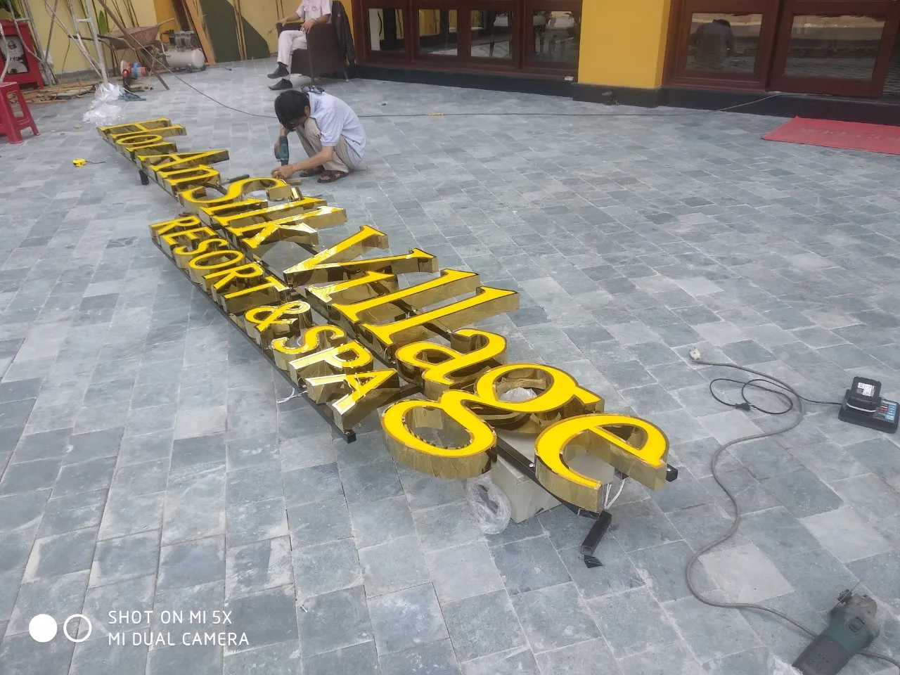 Chữ Nổi Hoi An Silk Village Inox Vàng Gương Trước Lắp Đặt Bộ chữ nổi Hoi An Silk Village inox 304 vàng gương mặt mica vàng đang test trước lắp đặt