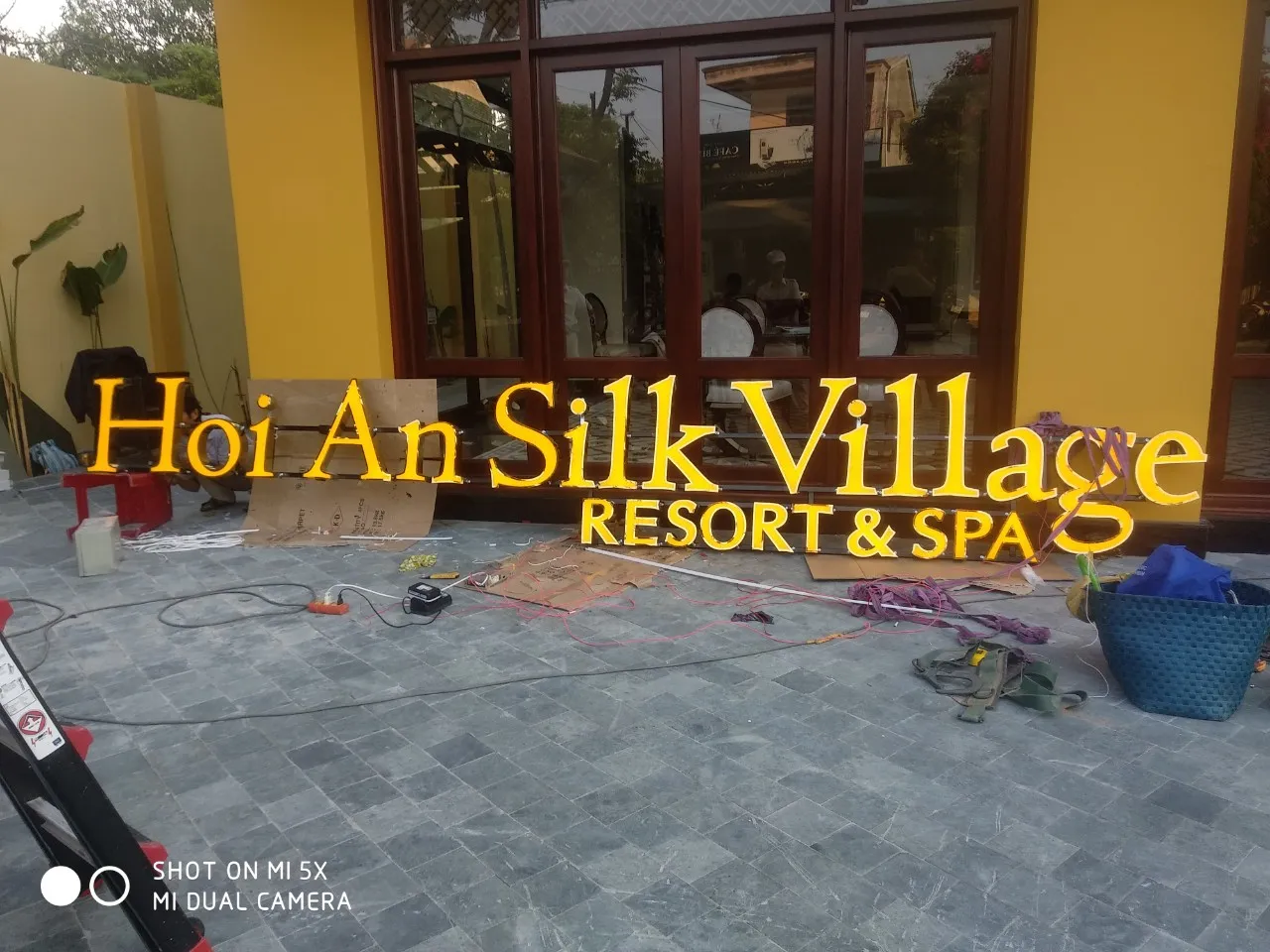 Chữ Nổi Resort Hoi An Test LED Halo Backlit Vàng Chữ nổi Hoi An Silk Village Resort Spa test LED halo backlit màu vàng ấm áp