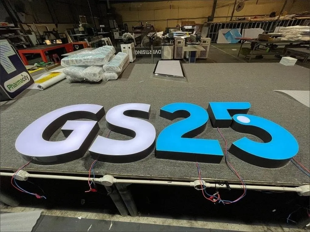 Chữ nổi LED GS25 trắng xanh dương gia công tại xưởng - Mica hút nổi 150mm gắn LED module 3light